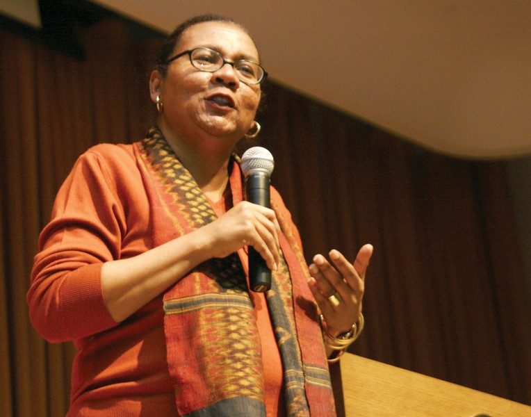 Escritora bell hooks em palestra no ano de 2009.